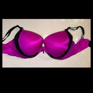 VICTORIA’S SECRET
38D
Very Sexy Push Up
Pink w/ black lace
Smoke-free
Pet-free